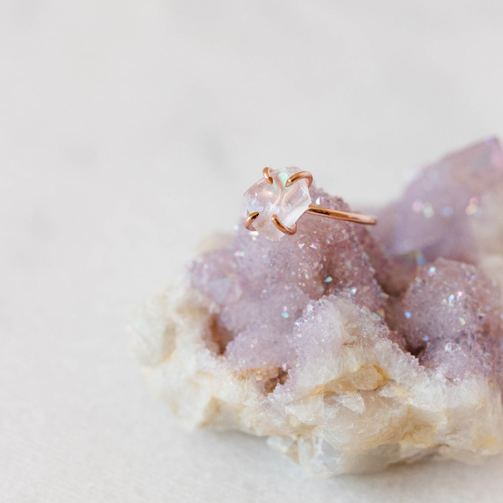 Raw rose quartz gemstone ring - luxe.zen