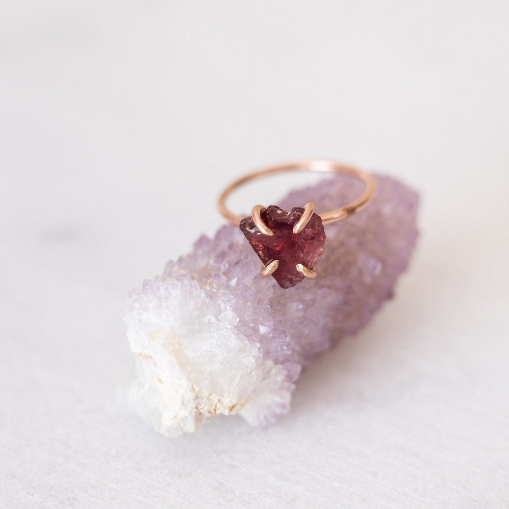 Raw garnet gemstone ring - luxe.zen