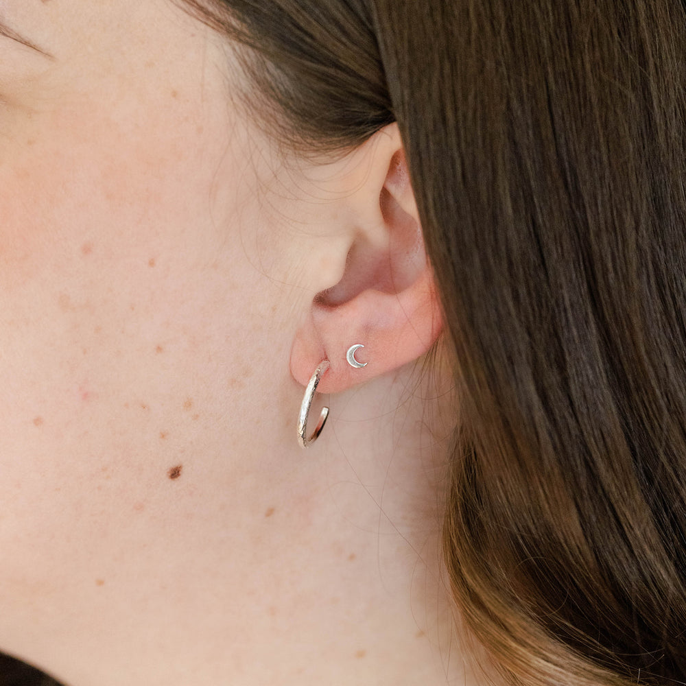 Feather texture hoop earrings