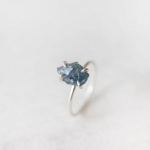 Raw teal sapphire gemstone ring - luxe.zen