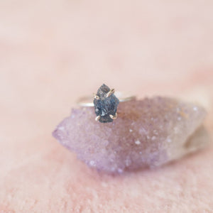 Raw teal sapphire gemstone ring - luxe.zen